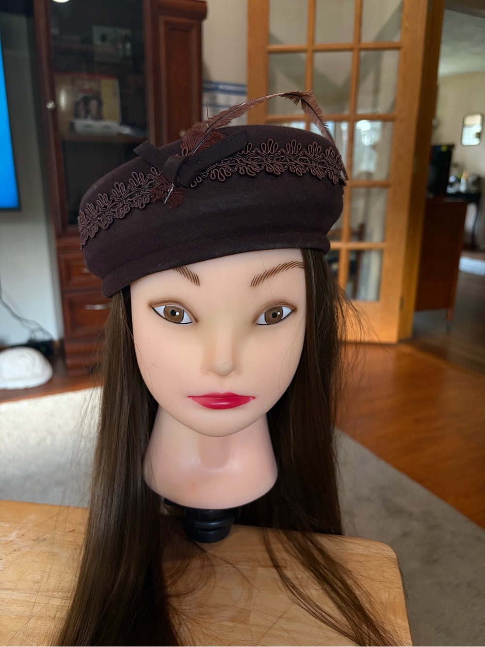 Vintage-Inspired Brown Women's Felt Beret with Feather Accent